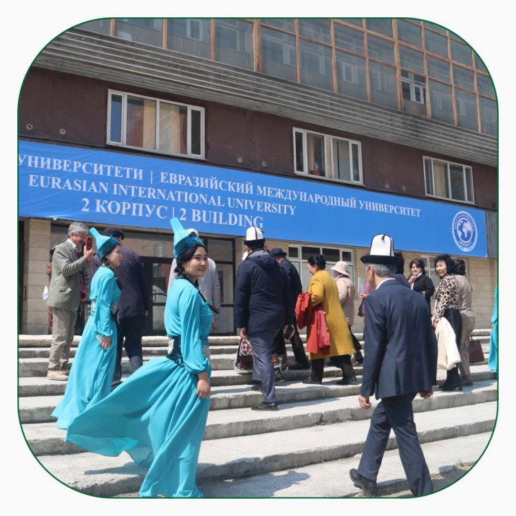 The grand opening of the Department of Traditional Music Art.