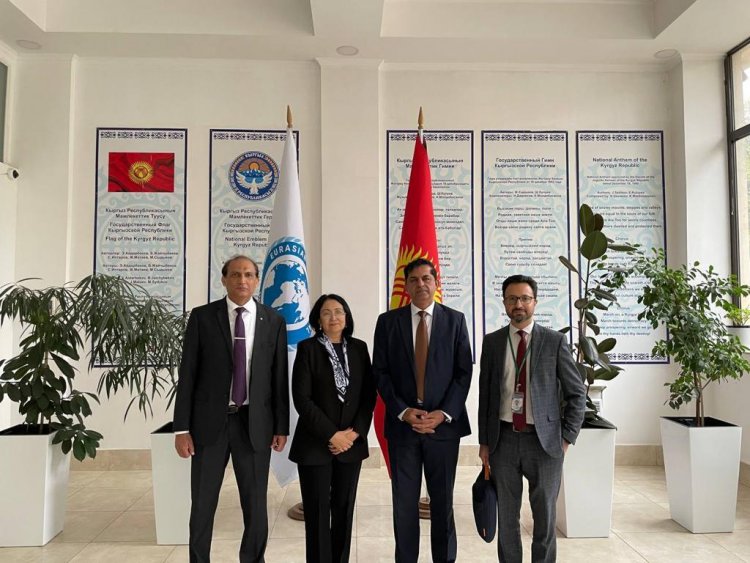 Делегация Университета Бахрия в ЕМУ