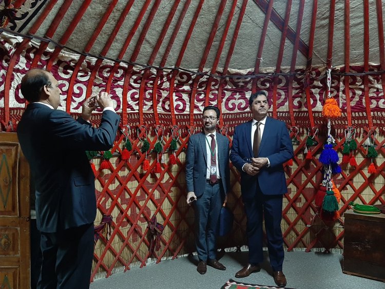 Делегация Университета Бахрия в ЕМУ