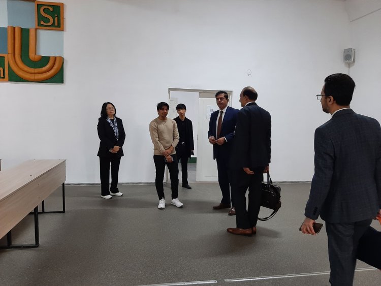 Делегация Университета Бахрия в ЕМУ