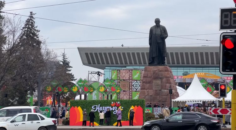 Студенты ЕМУ на ярмарке этнодизайна в Алматы