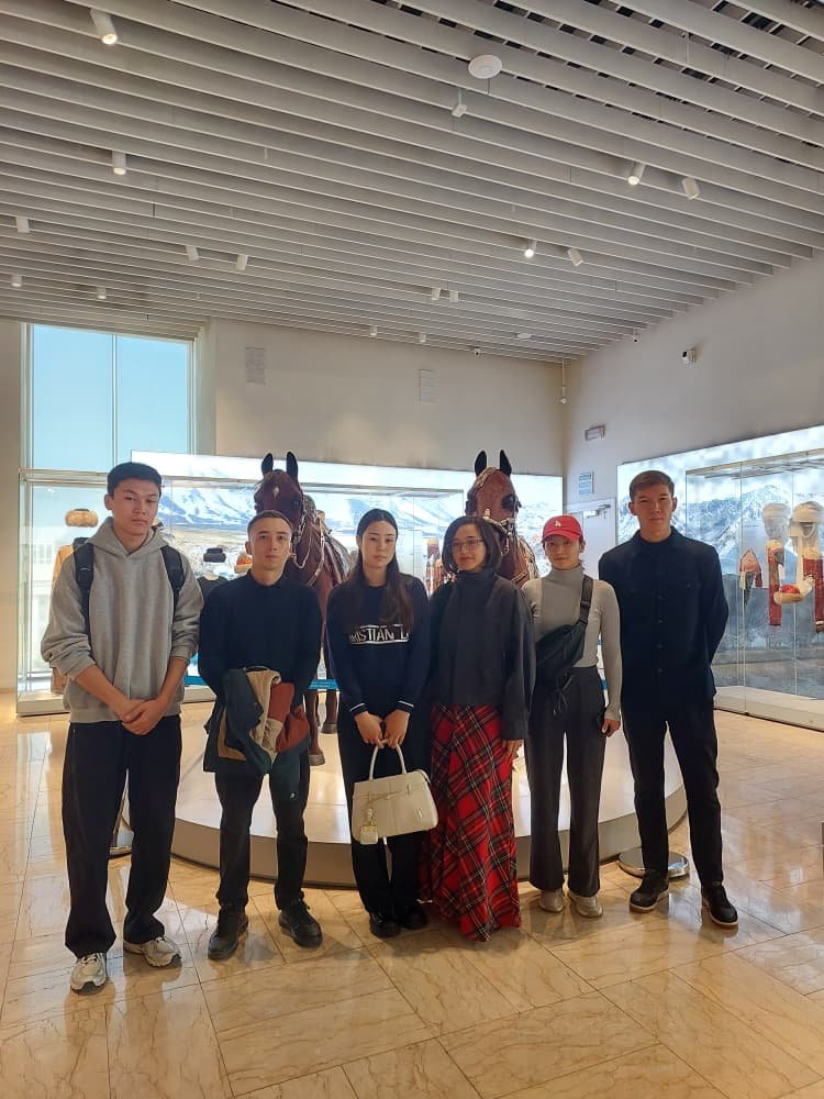 Студенты-дизайнеры посетили музеи и художественное училище